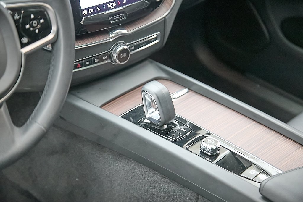 2023 VOLVO XC60 - Image 14