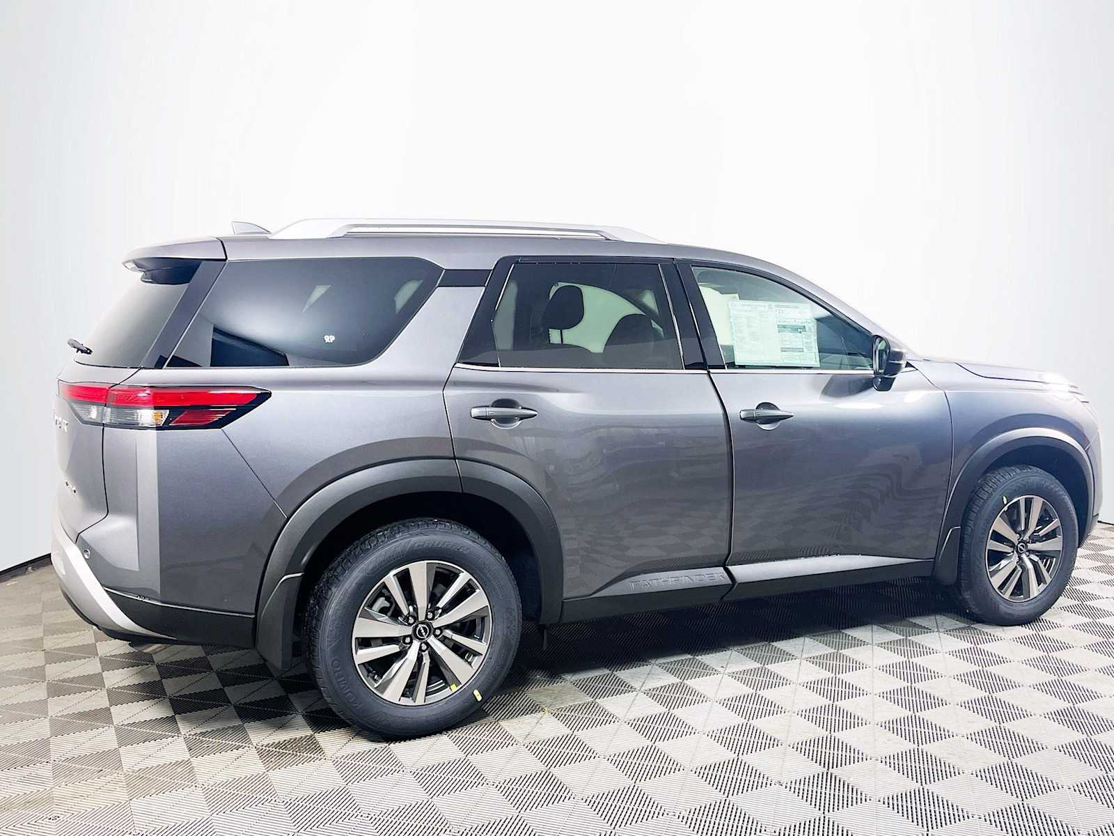 2025 Nissan Pathfinder SL photo 2