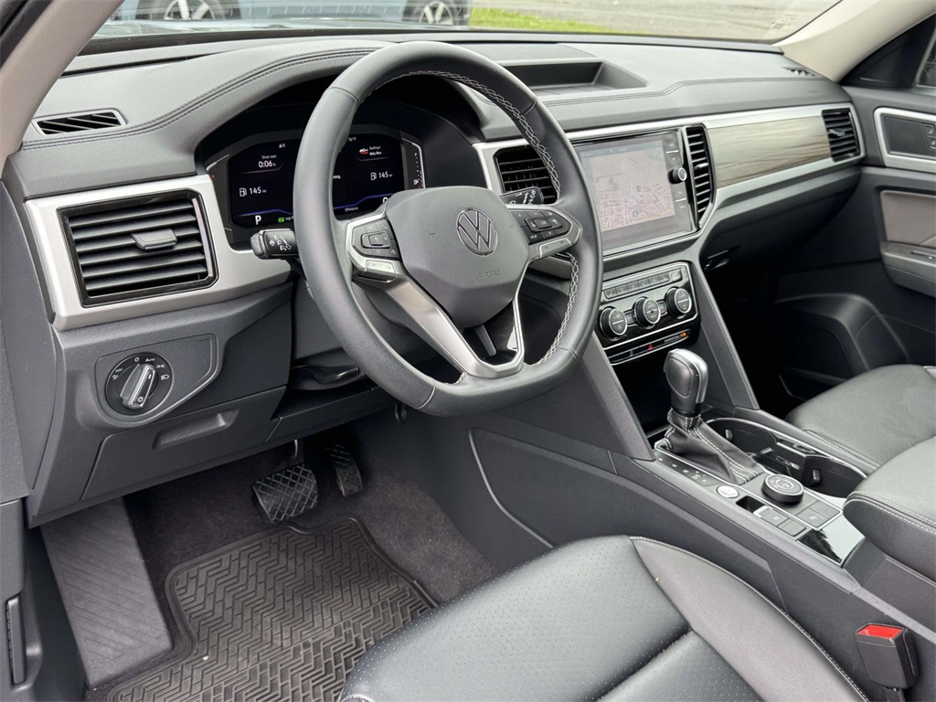 2022 Volkswagen Atlas SEL photo 2