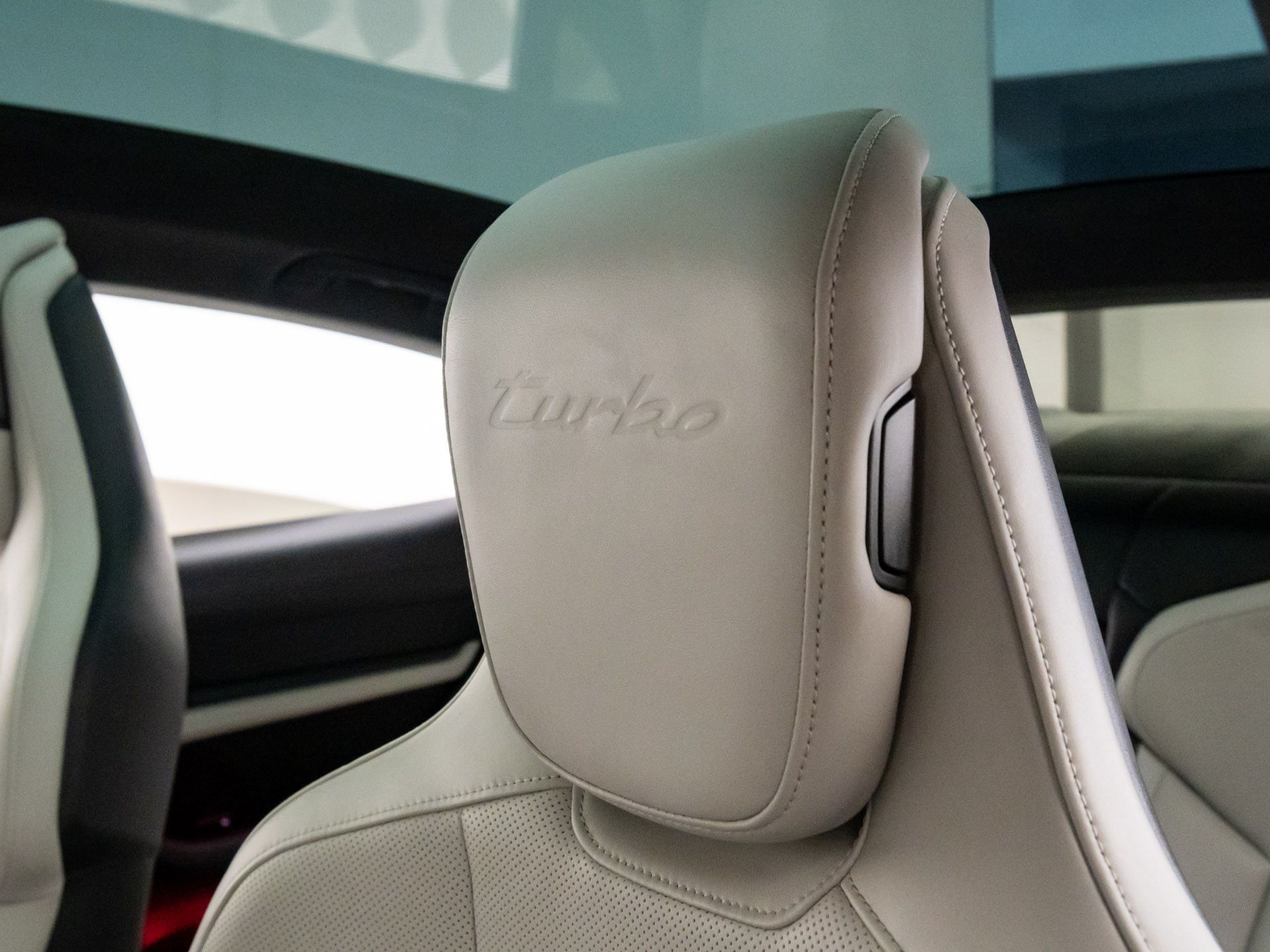 2021 Porsche Taycan Turbo photo 15
