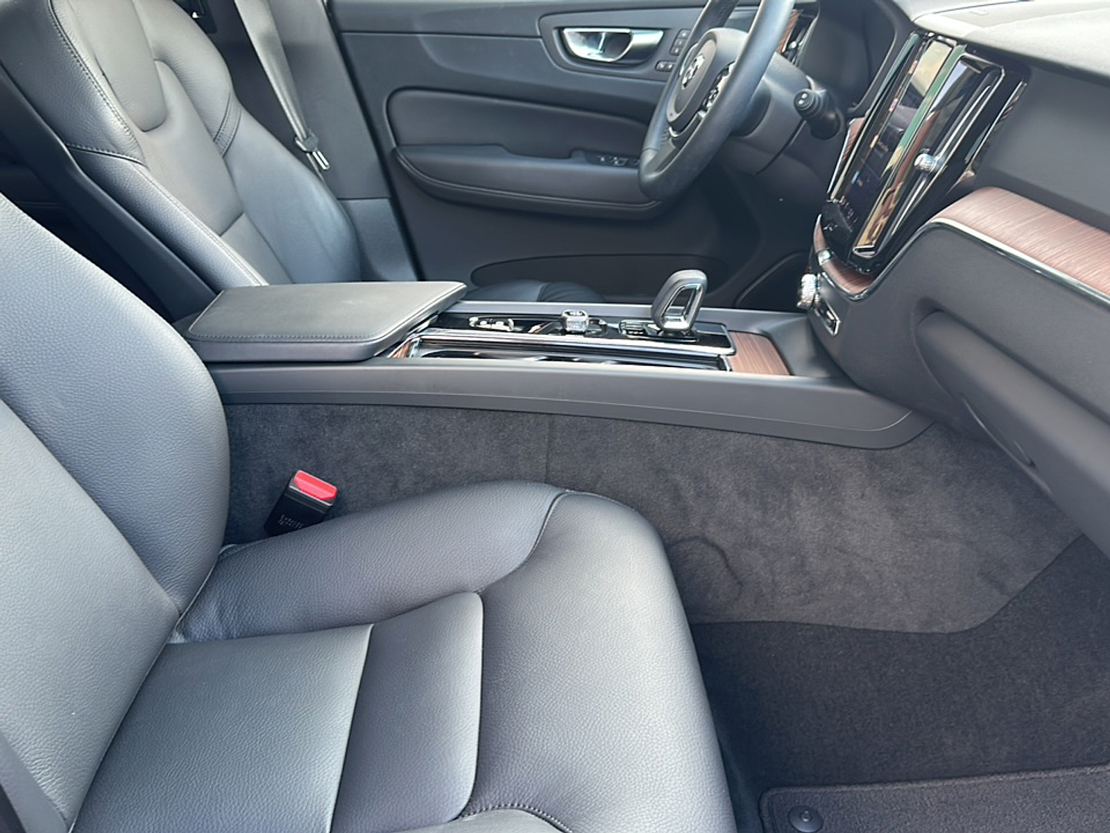 2023 Volvo XC60 B5 Plus photo 5