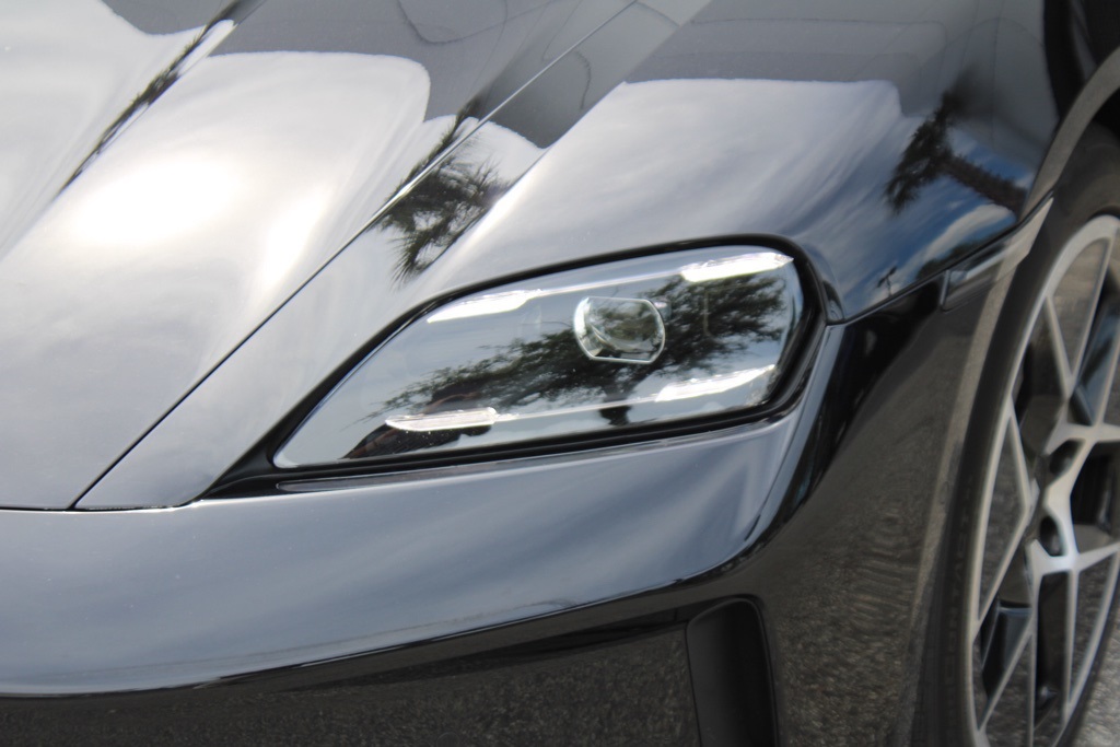 2025 Porsche Taycan Base photo 11
