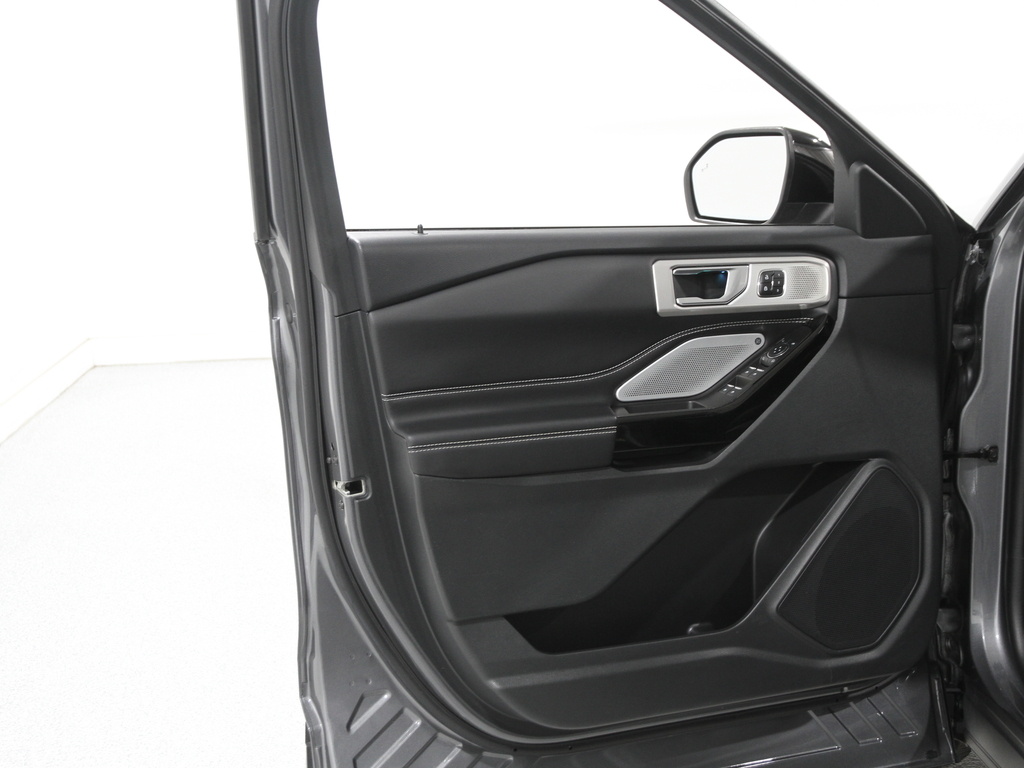 2023 Ford Explorer ST photo 3