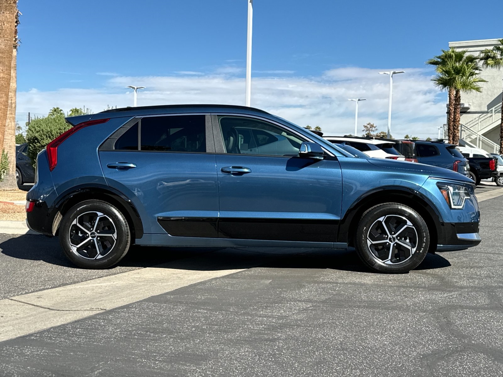 2025 Kia Niro SX photo 2