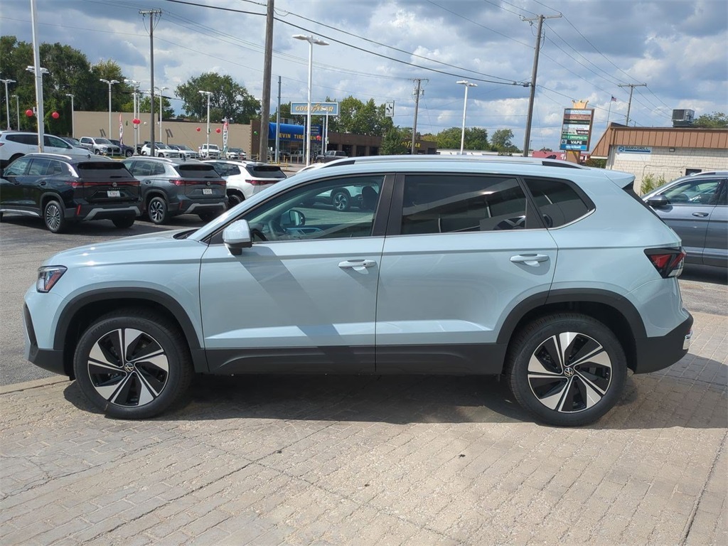 2025 Volkswagen Taos SE photo 4