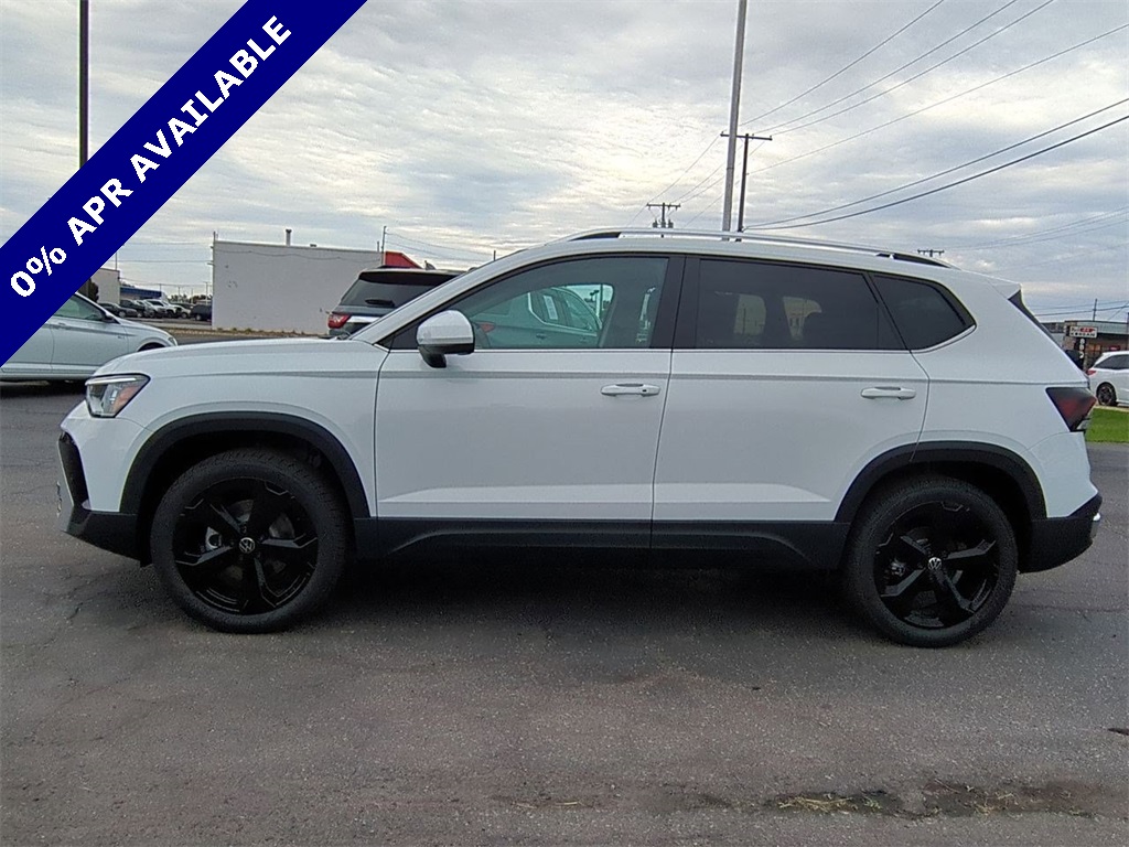 2025 Volkswagen Taos SEL photo 4