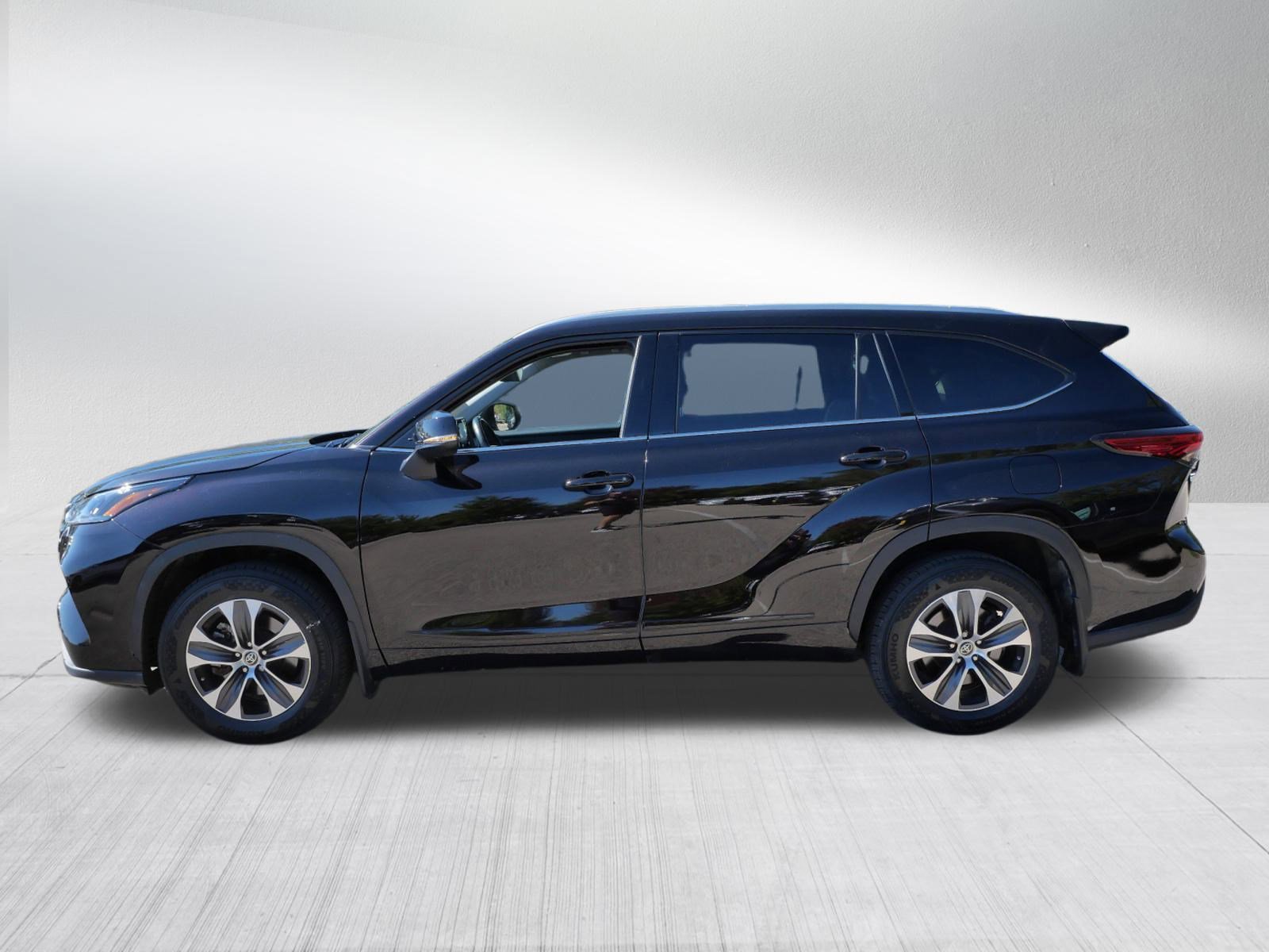 2022 Toyota Highlander XLE photo 2