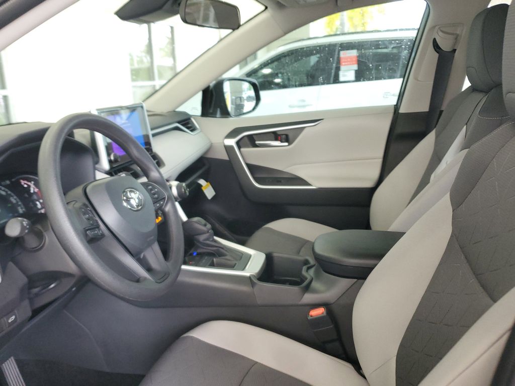 2025 Toyota RAV4 XLE photo 15