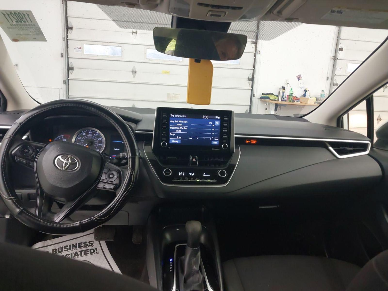 2021 Toyota Corolla LE photo 3