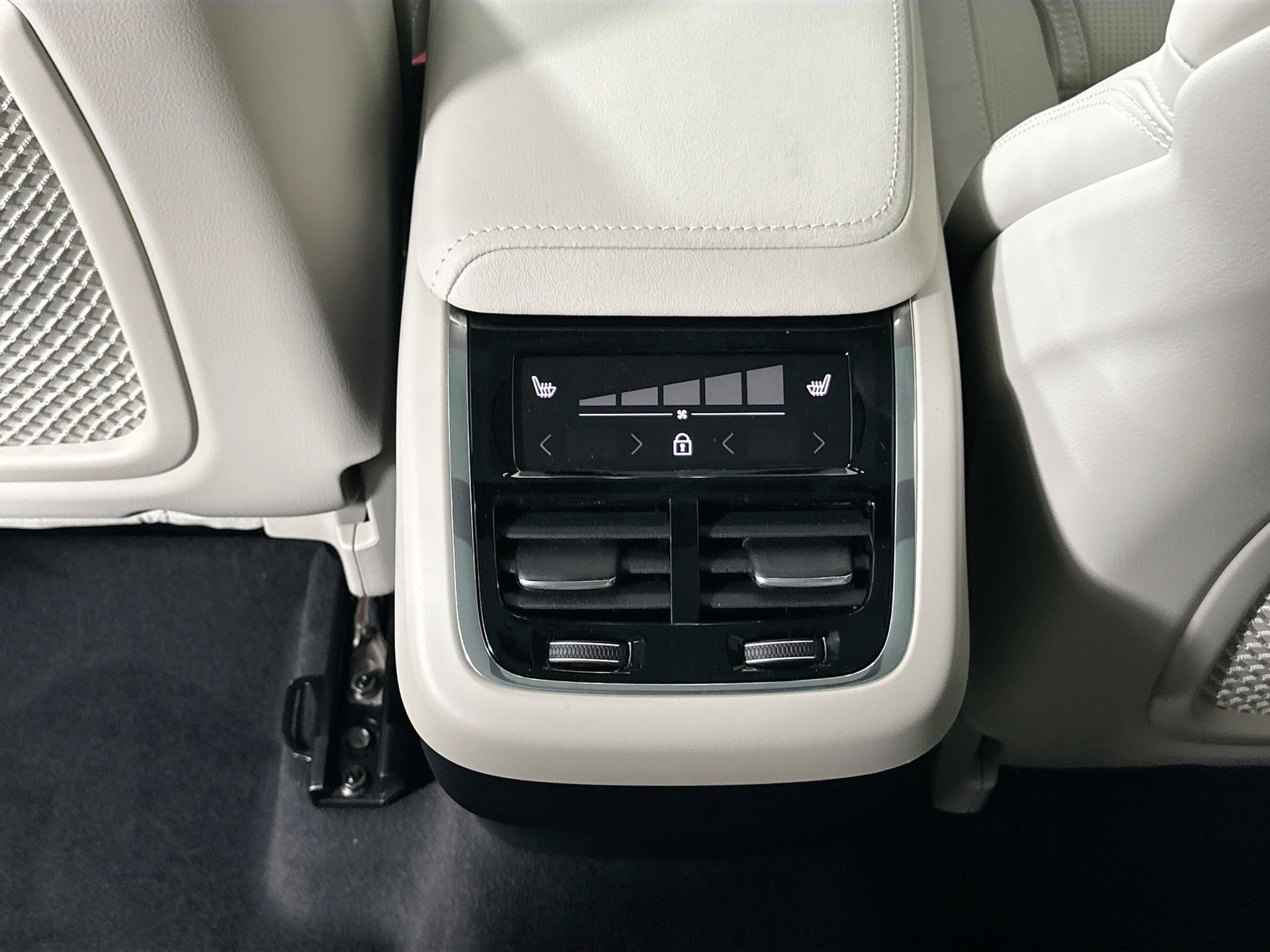 2026 Volvo XC60 B5 photo 26