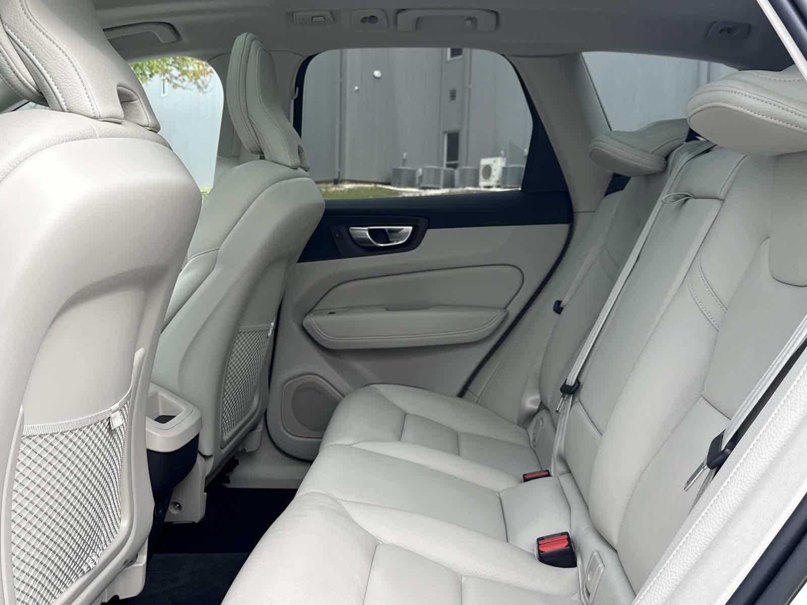 2022 Volvo XC60 Momentum photo 13