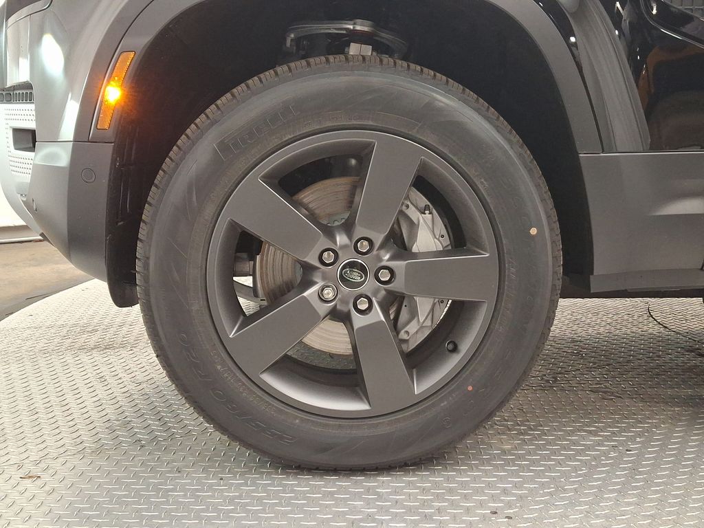 2025 Land Rover Defender 110 S photo 5