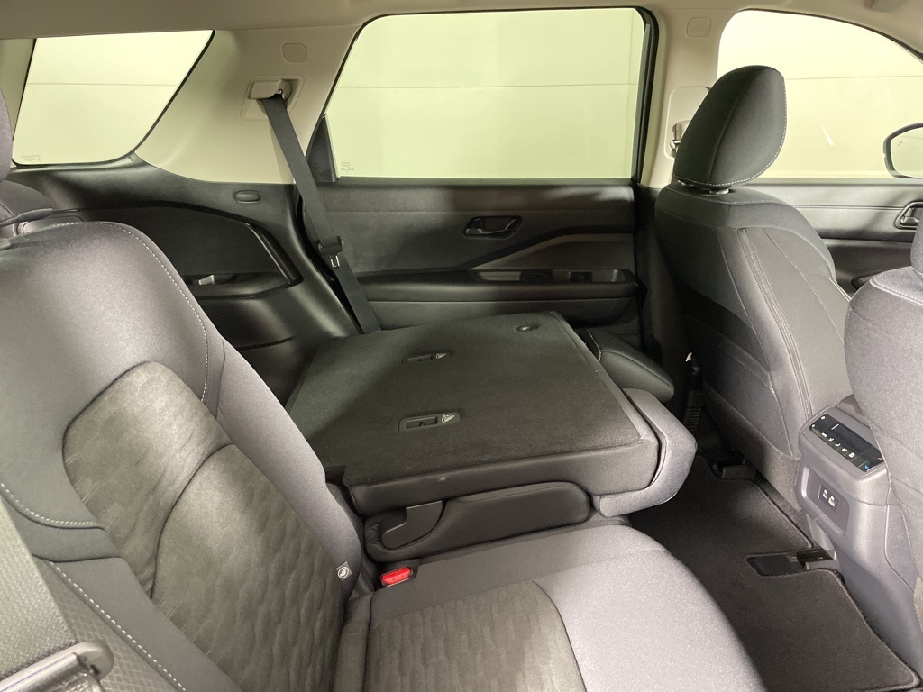 2025 Nissan Pathfinder SV photo 16