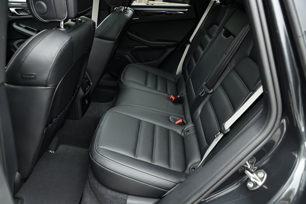 2025 Porsche Macan T photo 27