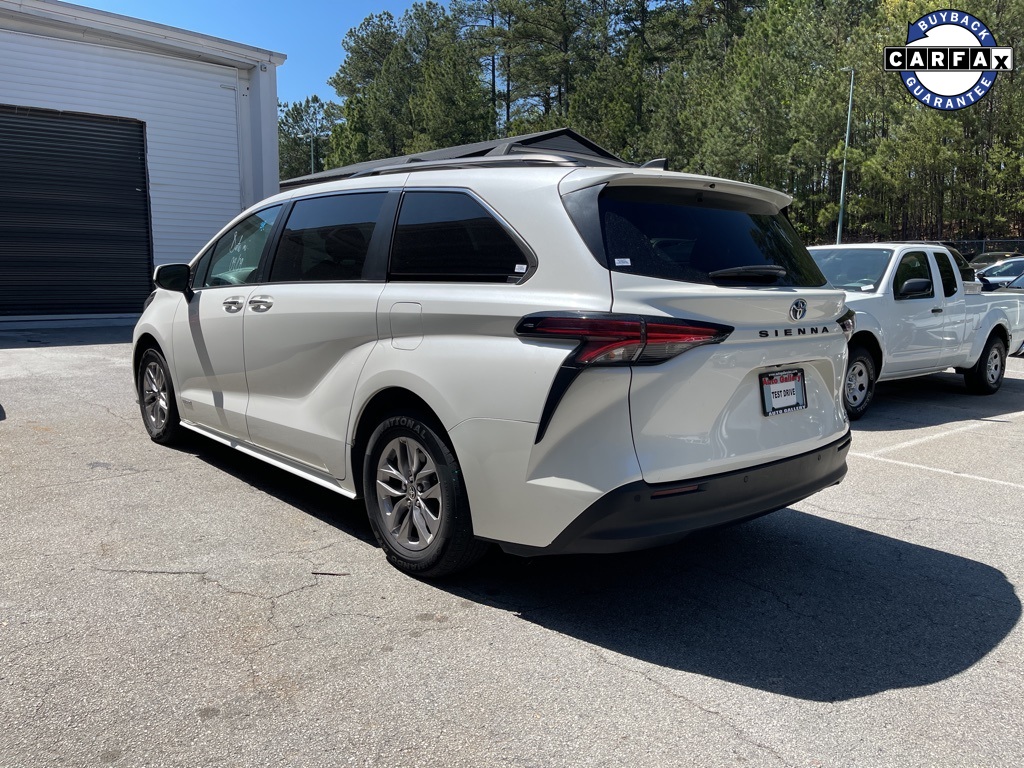 2021 Toyota Sienna XLE photo 2