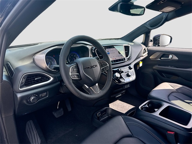2025 Chrysler Voyager LX photo 8