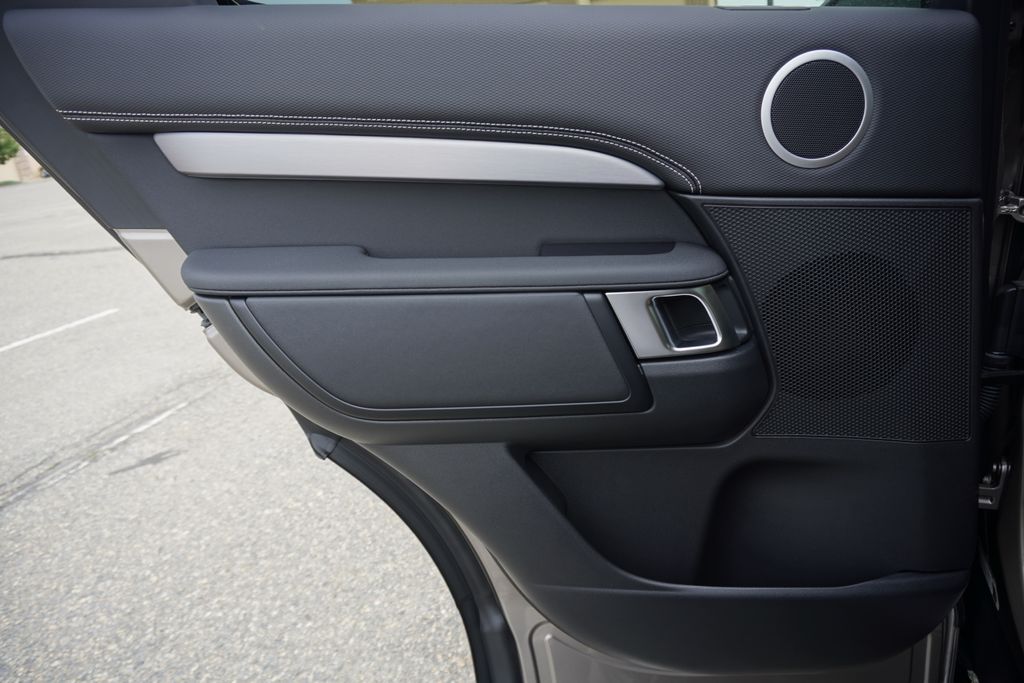 2025 Land Rover Discovery SE photo 28