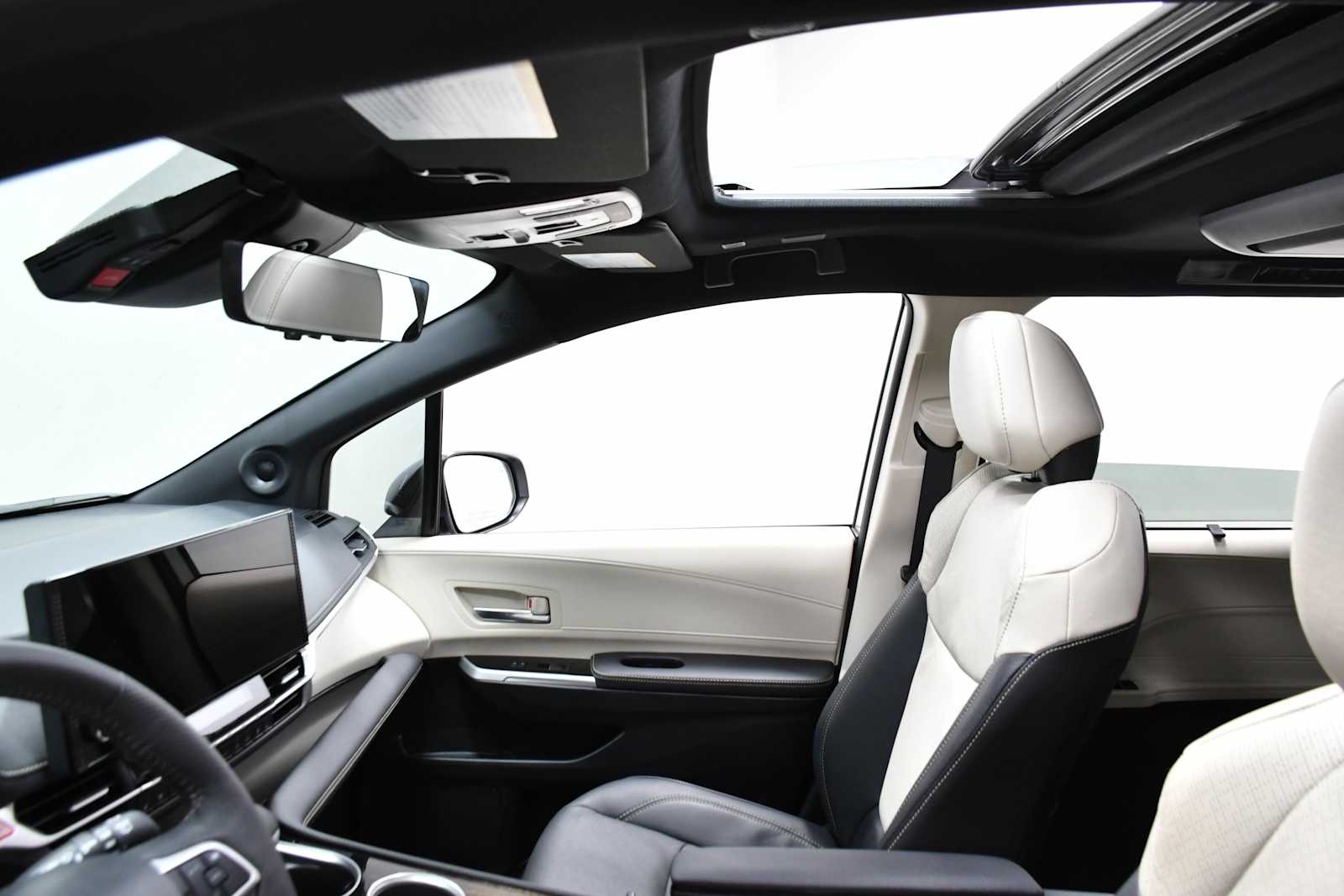 2025 Toyota Sienna Platinum photo 11