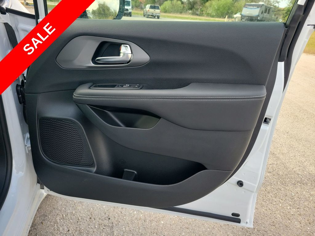 2025 Chrysler Pacifica photo 38