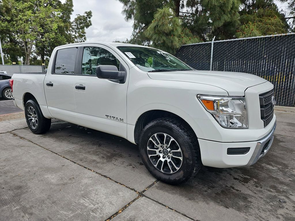 2023 Nissan Titan SV photo 3