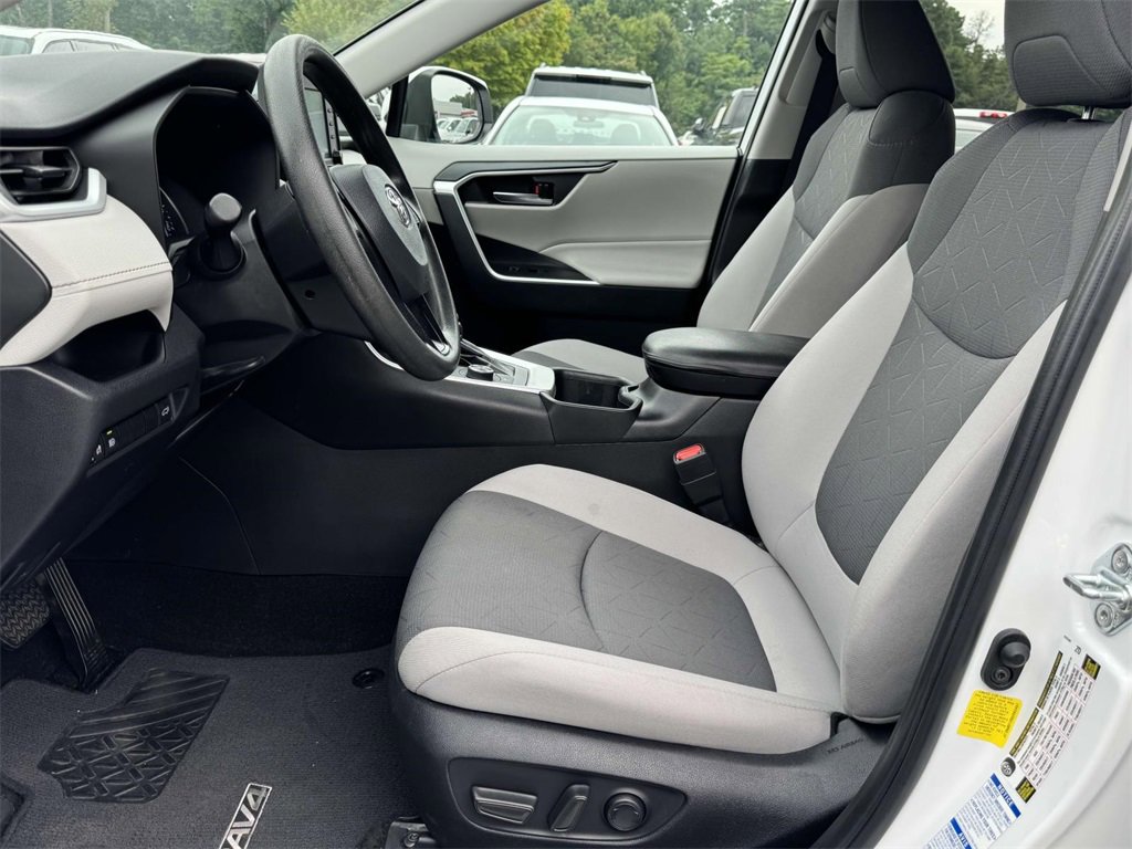 2022 Toyota RAV4 Hybrid XLE photo 18