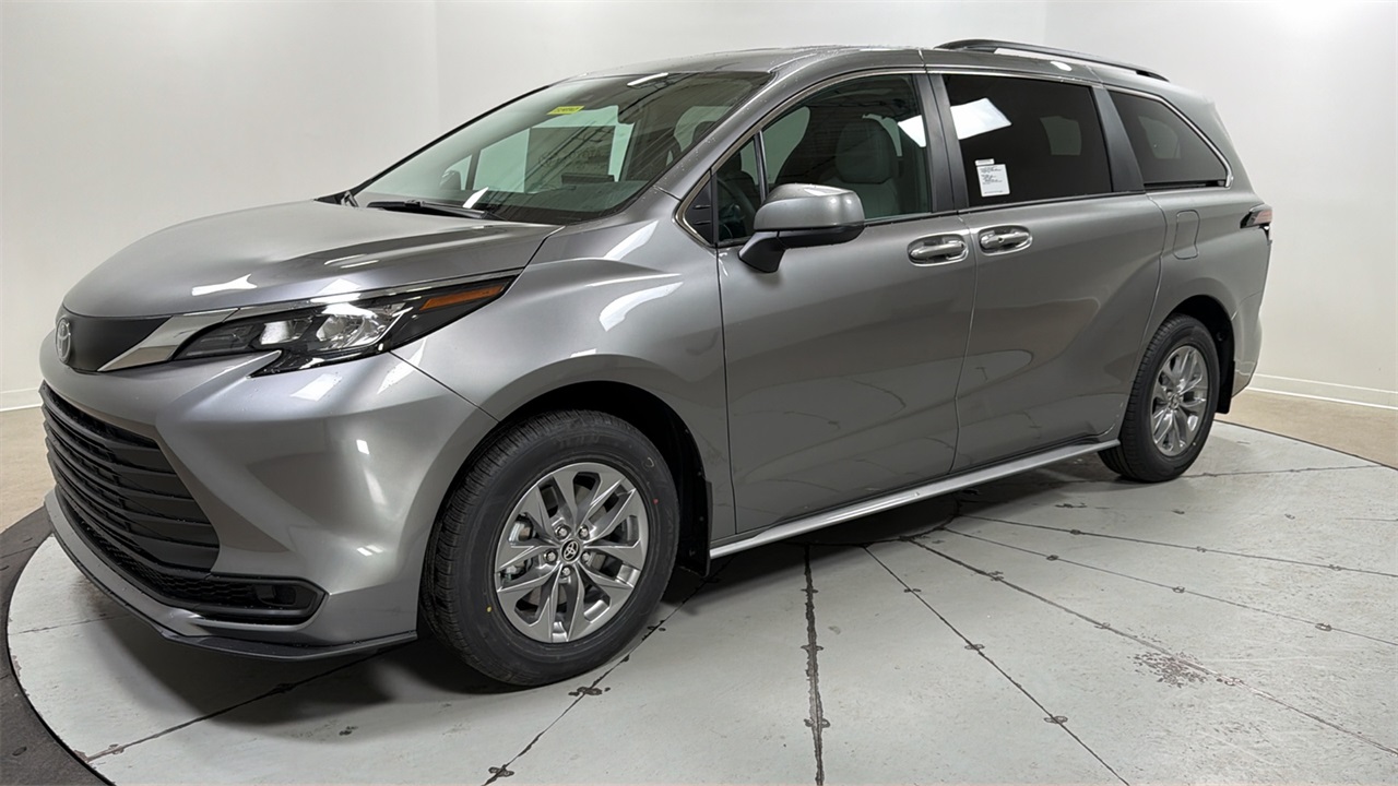 2026 Toyota Sienna LE's photo