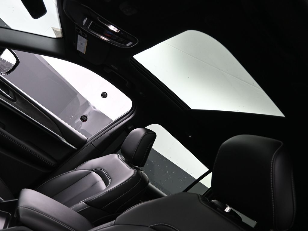 2025 Jeep Grand Cherokee Limited photo 13