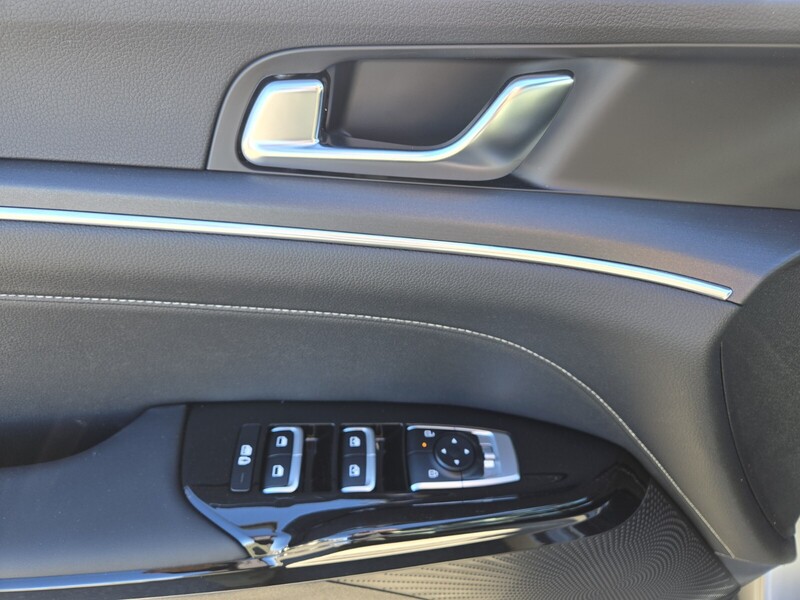 2025 Kia K5 GT-Line photo 8