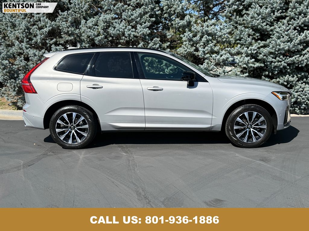 2025 Volvo XC60 B5 Plus photo 9