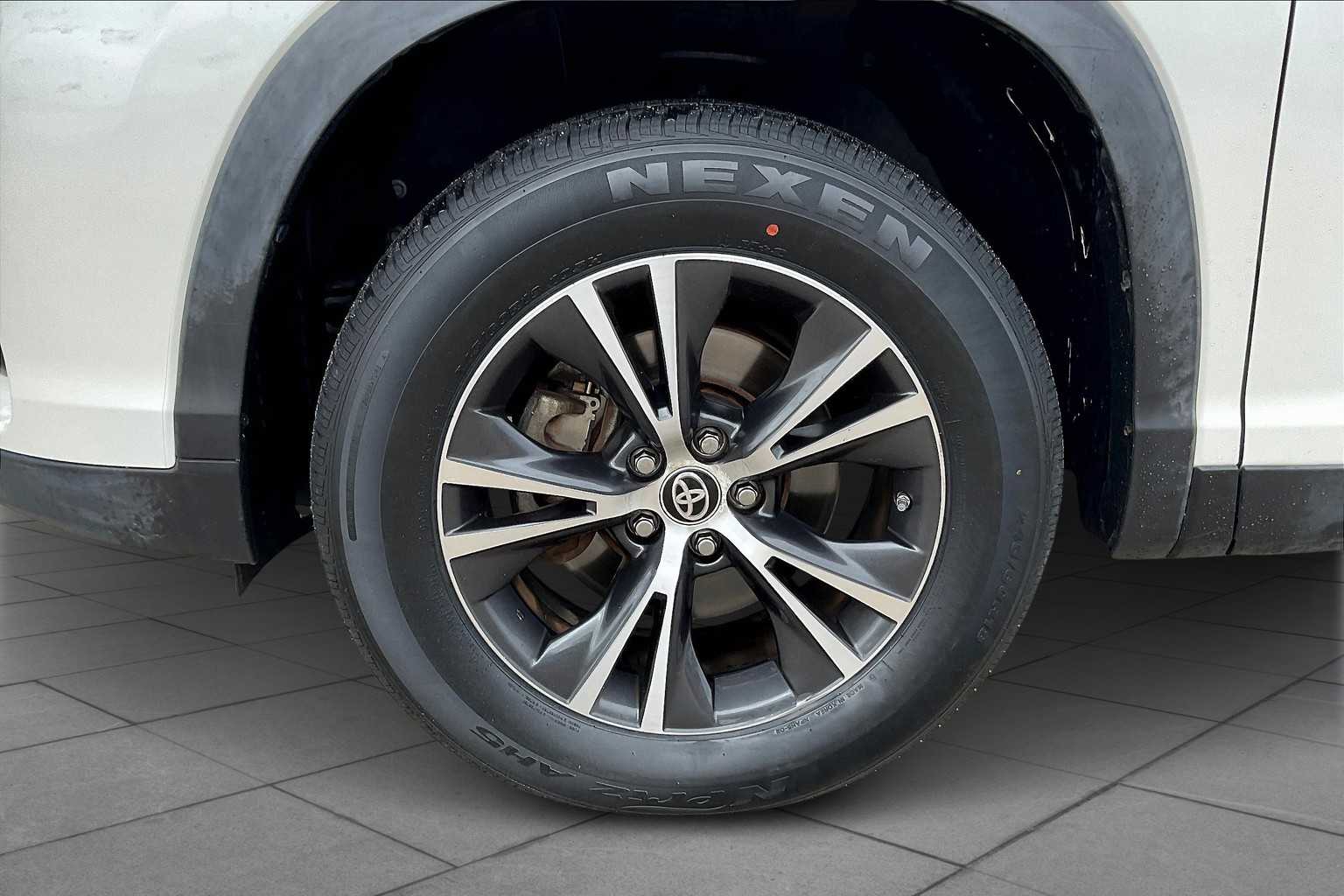 2019 Toyota Highlander LE photo 8