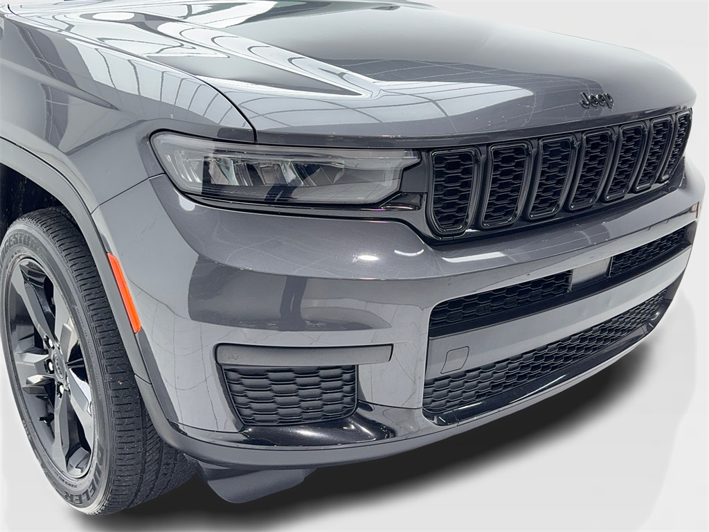 2023 Jeep Grand Cherokee Altitude photo 3