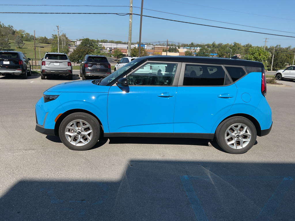 2023 Kia Soul S photo 2