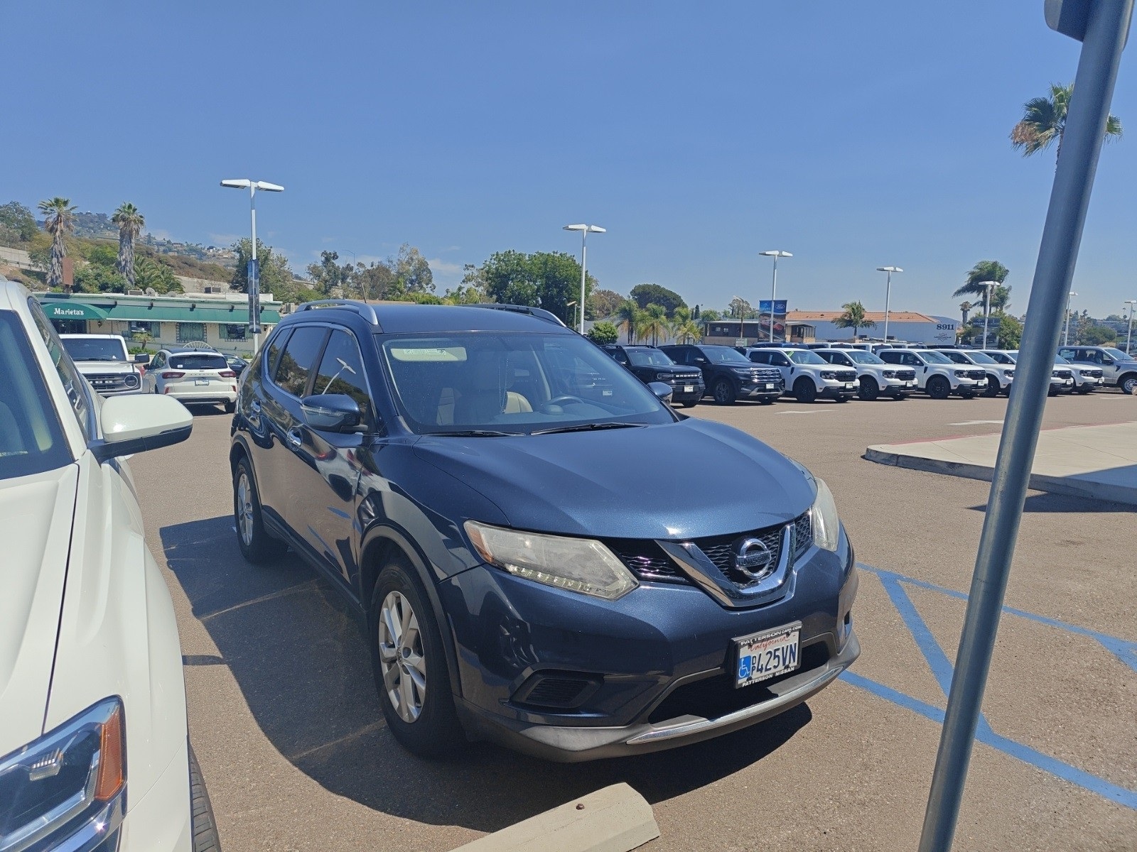 2016 Nissan Rogue SV photo 2