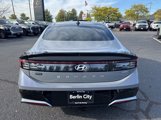 2024 Hyundai Sonata Hybrid Limited photo 3