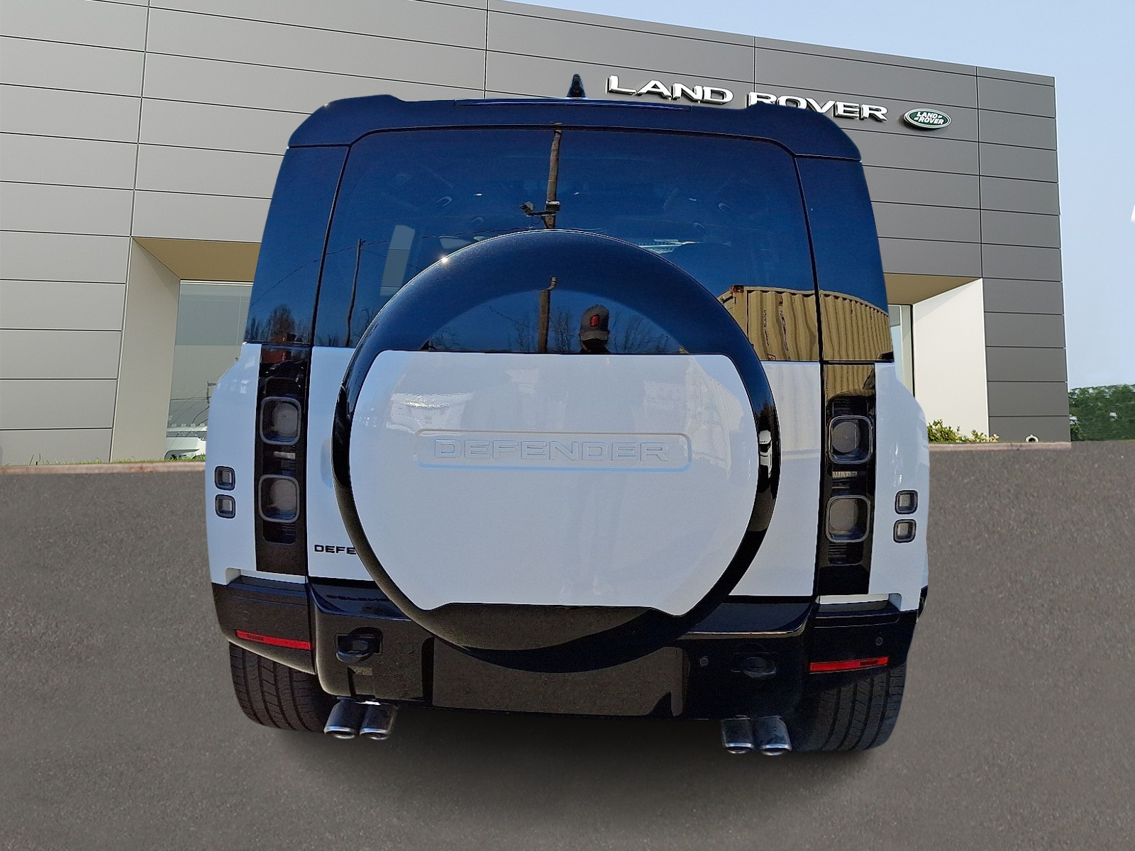 2025 Land Rover Defender 110 V8 photo 3