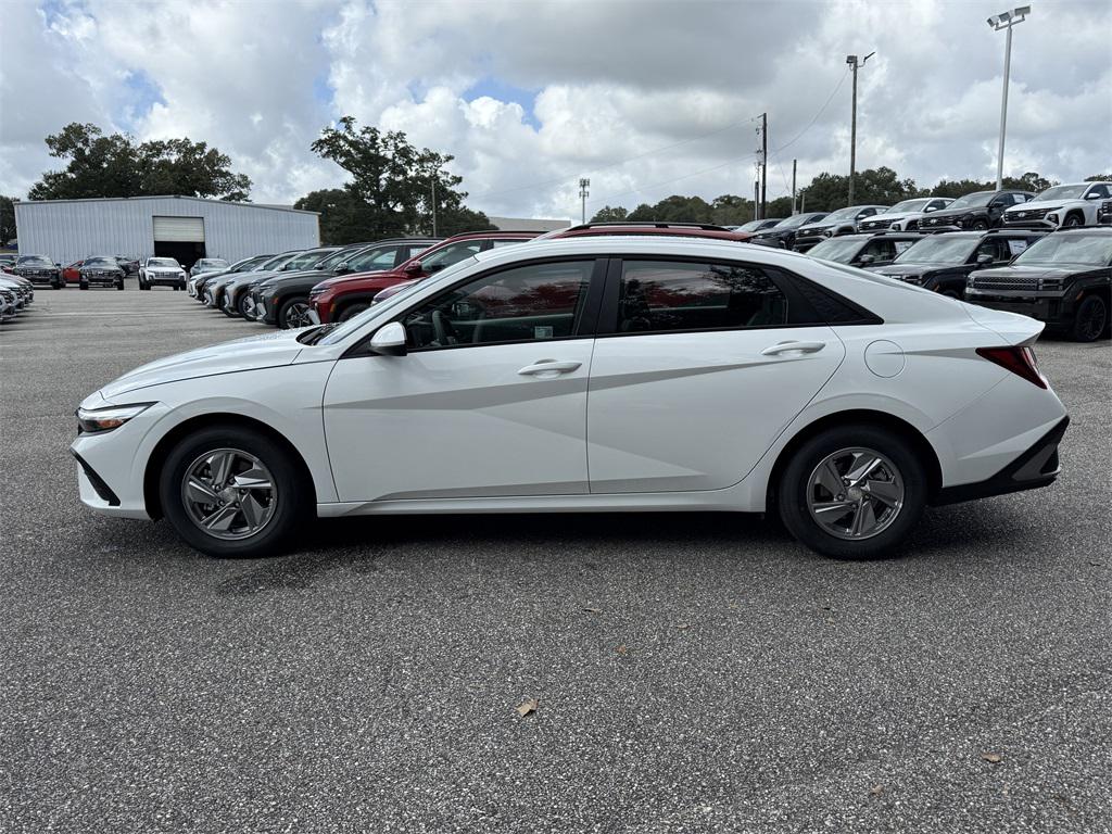2025 Hyundai Elantra SE photo 4