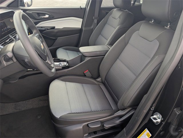 2025 Chevrolet Trax LT photo 8