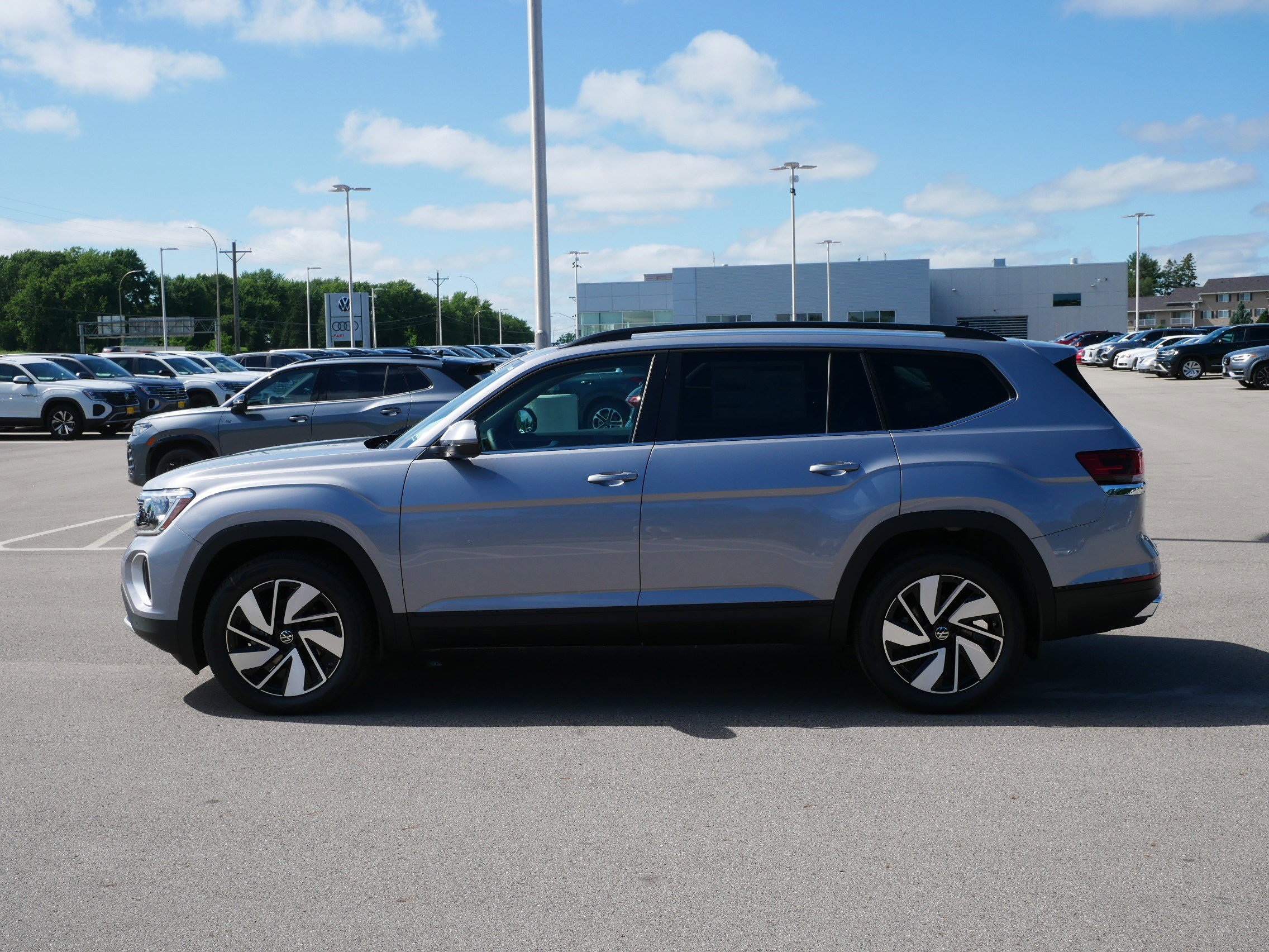 2025 Volkswagen Atlas SE Technology photo 2