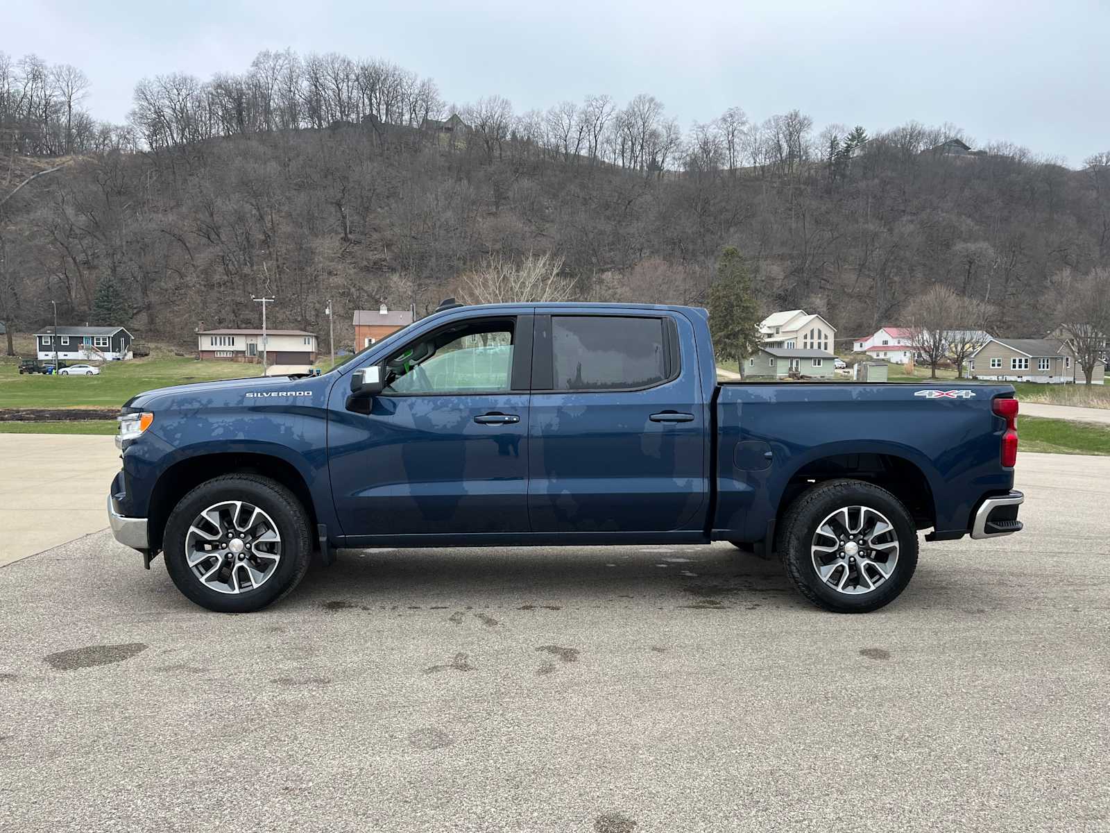 2022 Chevrolet Silverado 1500 LT photo 2