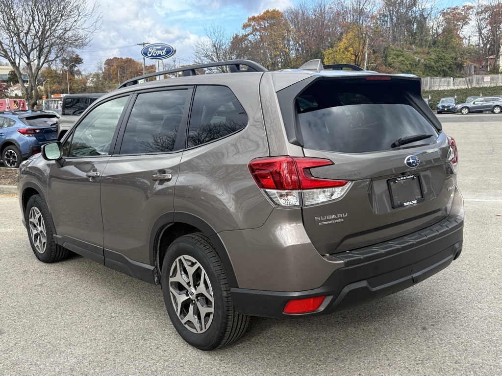 2022 Subaru Forester Premium photo 4