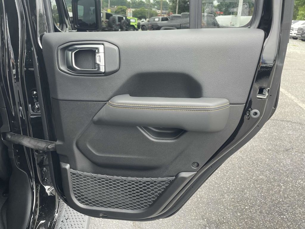 2025 Jeep Wrangler Sahara photo 17