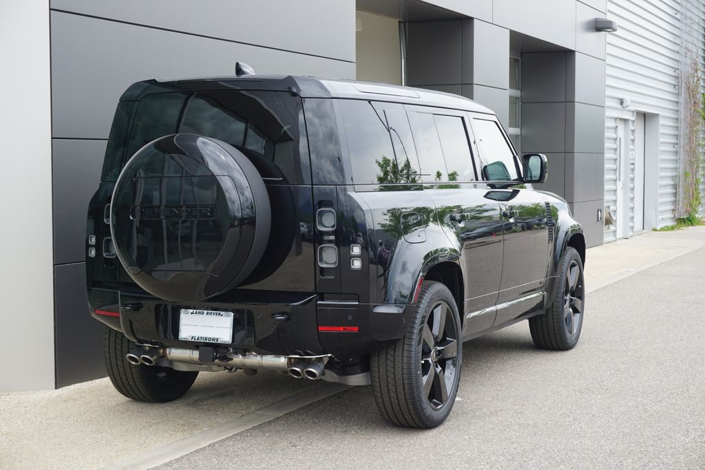 2025 Land Rover Defender 110 V8 photo 2