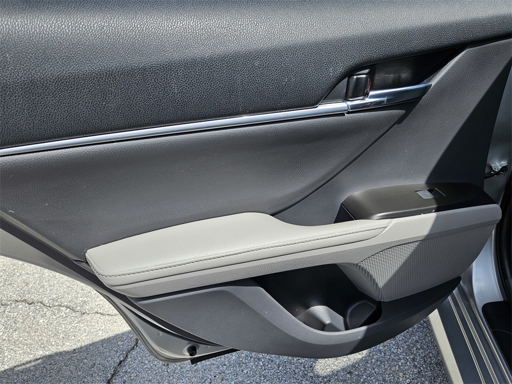 2022 Toyota Camry XLE photo 25