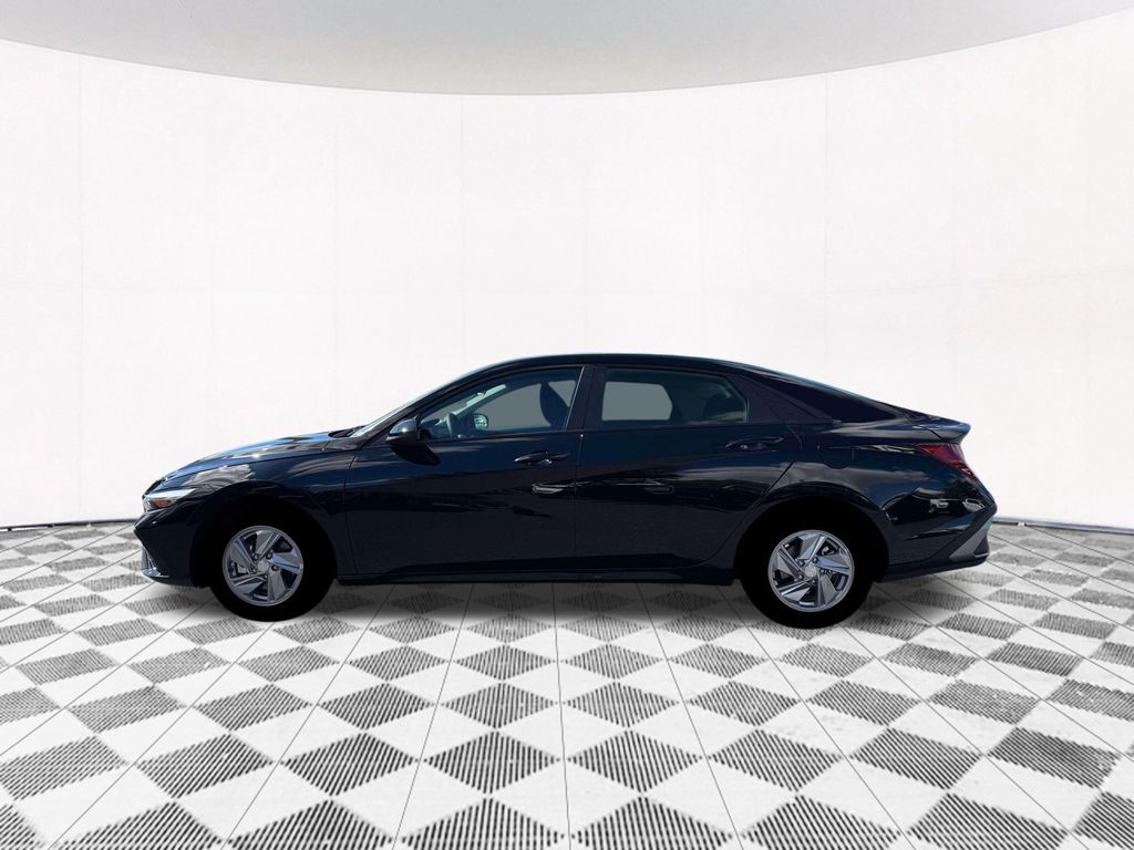 2026 Hyundai Elantra SE photo 3