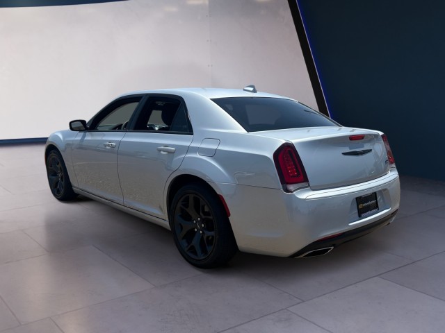 2023 Chrysler 300 Touring photo 3