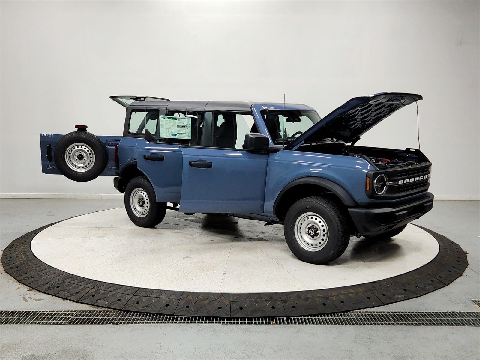 2025 Ford Bronco Base photo 9