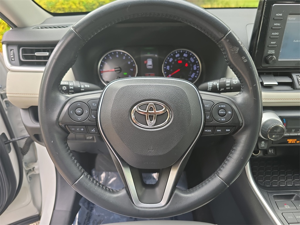 2019 Toyota RAV4 XLE Premium photo 17