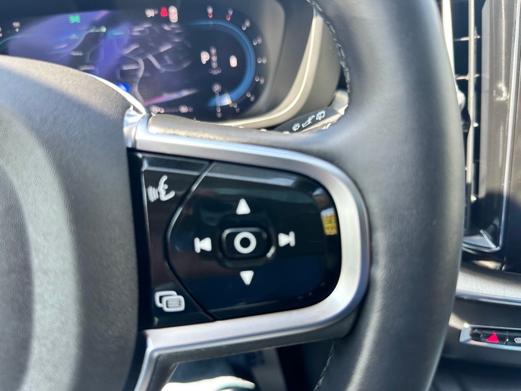 2025 Volvo XC60 B5 Plus photo 21