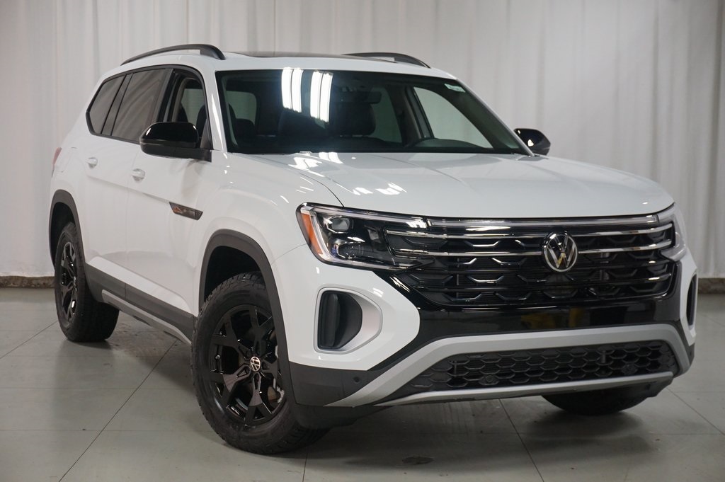 2025 Volkswagen Atlas Peak Edition SE photo 2