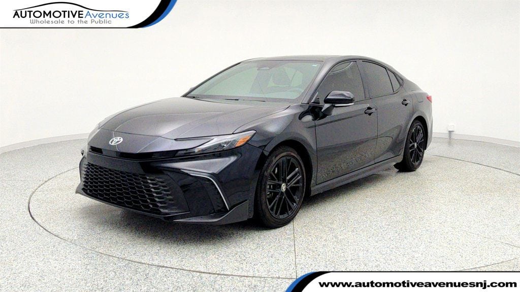 2025 Toyota Camry SE's photo